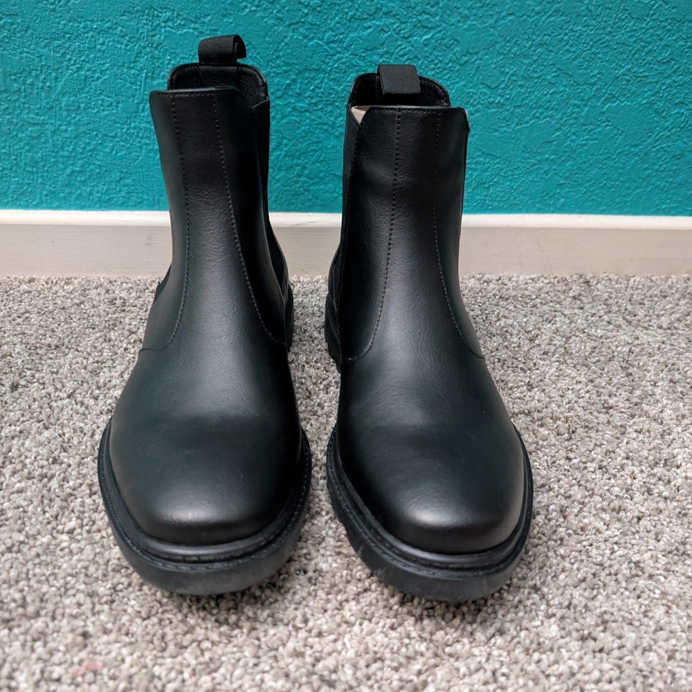 Sleek Black Chelsea Ankle Boots for Women - Picture 4 of 16